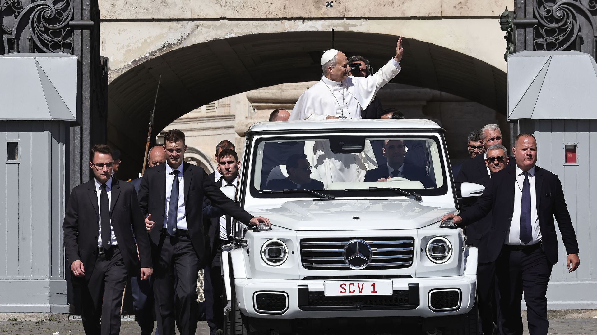 El papa León XIV en uno de sus papamóviles