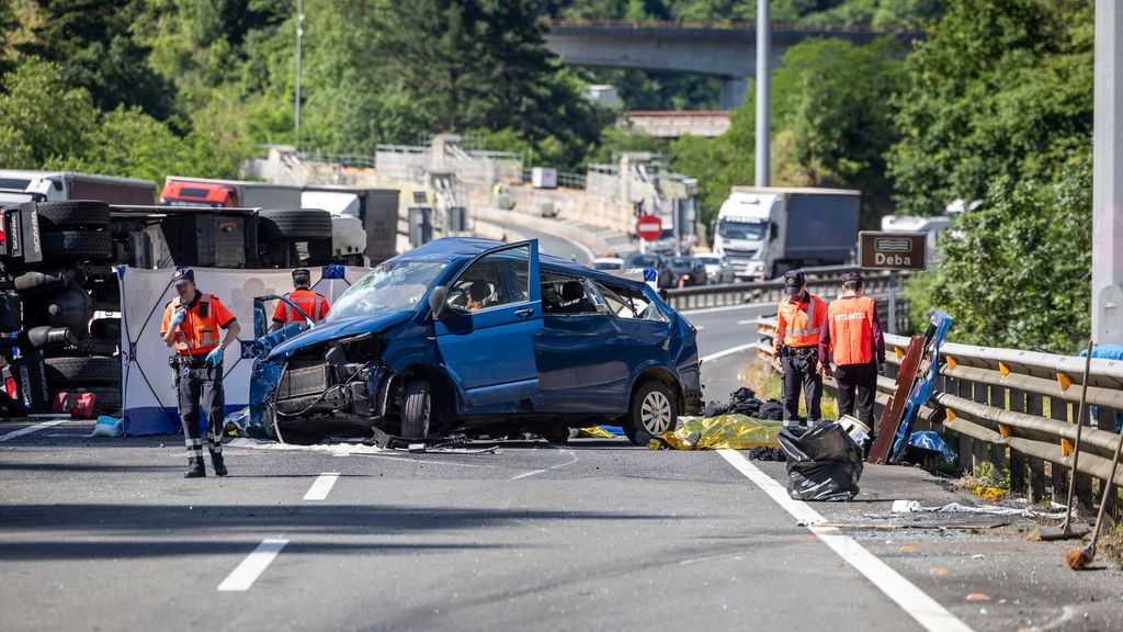 Investigan si la furgoneta en la que viajaban los cinco policías muertos perdió el control chocando con la mediana