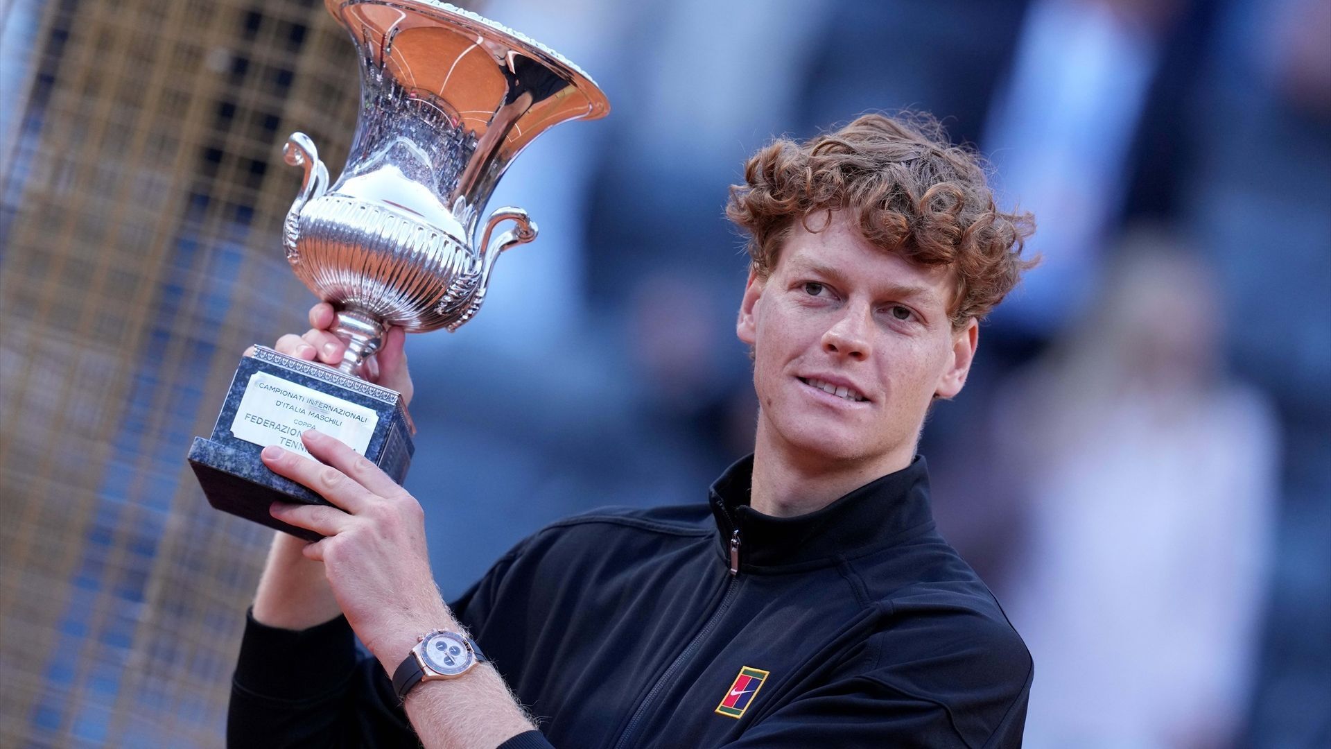 Jannik Sinner levantando un trofeo