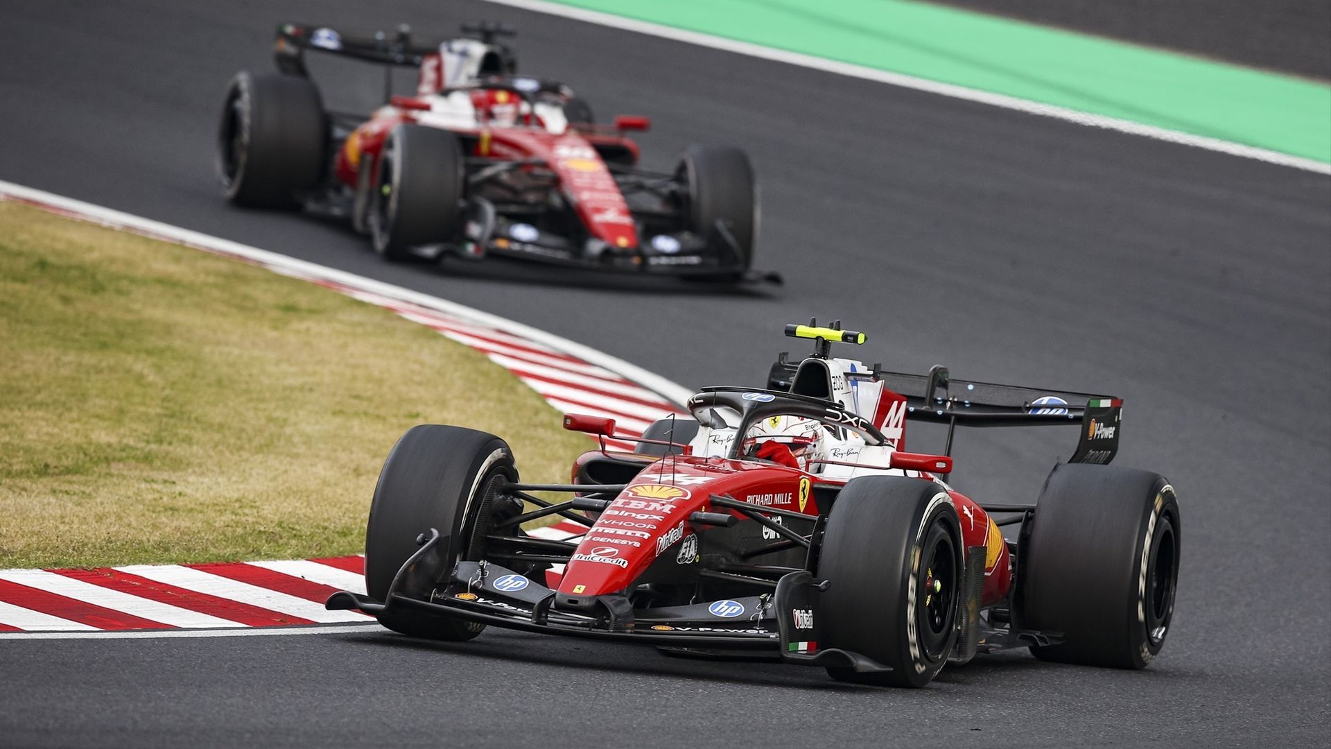 Lewis Hamilton y Charles Leclerc durante el Gran Premio de Japón esta temporada