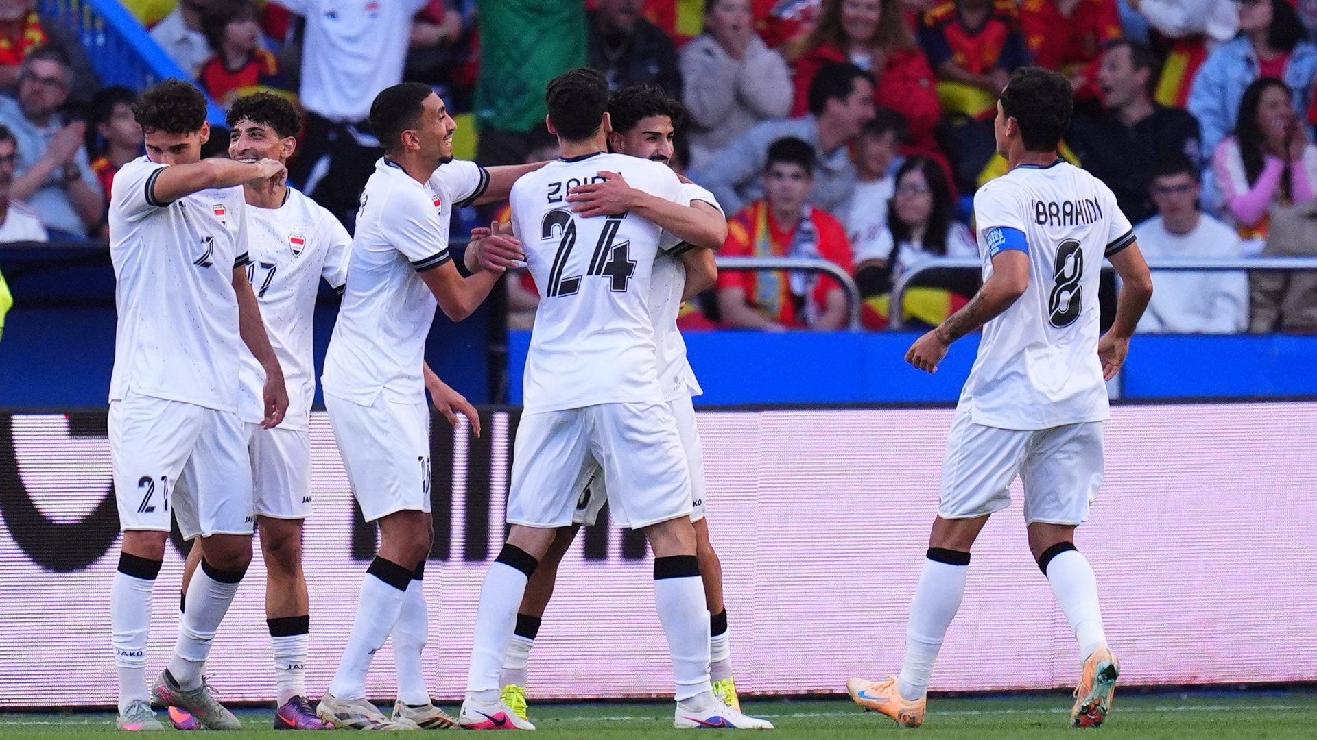 Los jugadores de Iraq celebran el gol ante España.