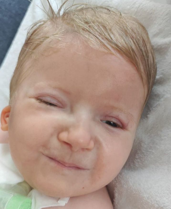 Milo siempre está sonriendo y "desde que va a la escuela se ríe a carcajadas"