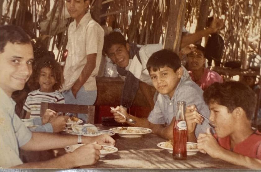 Robert Prevost, a la izquierda, en su etapa anterior al papado, durante los años en que estuvo en Perú