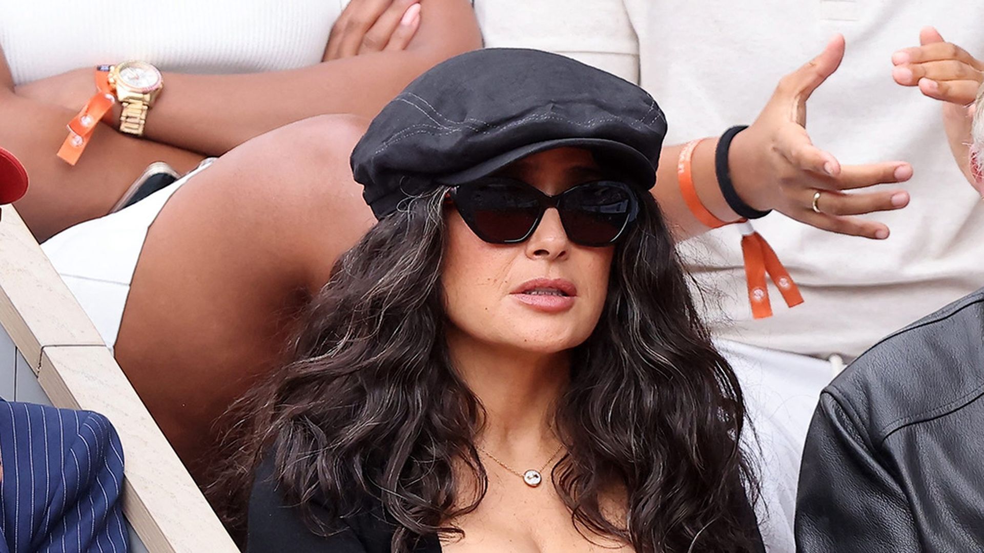 Salma Hayek se protege del sol