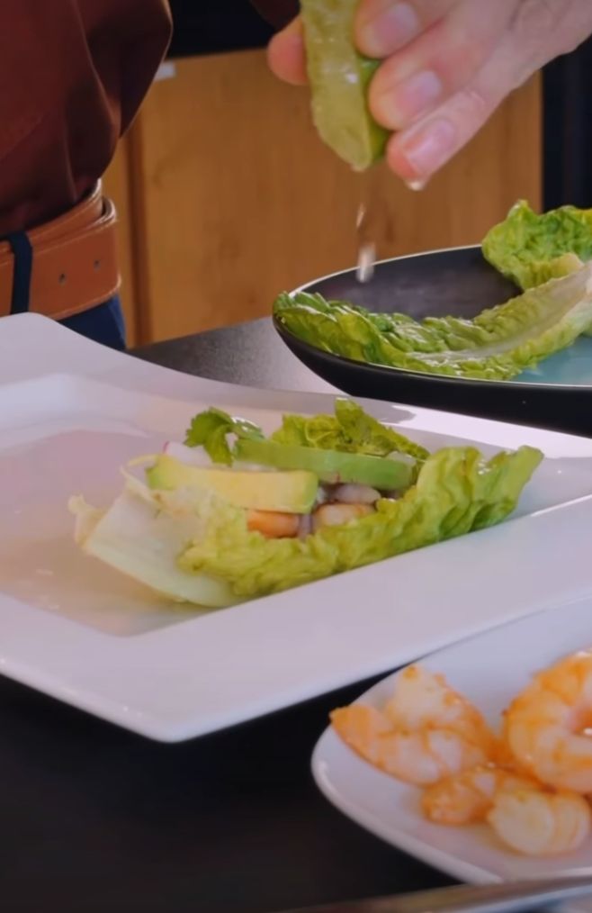 Tacos de lechuga y gambas