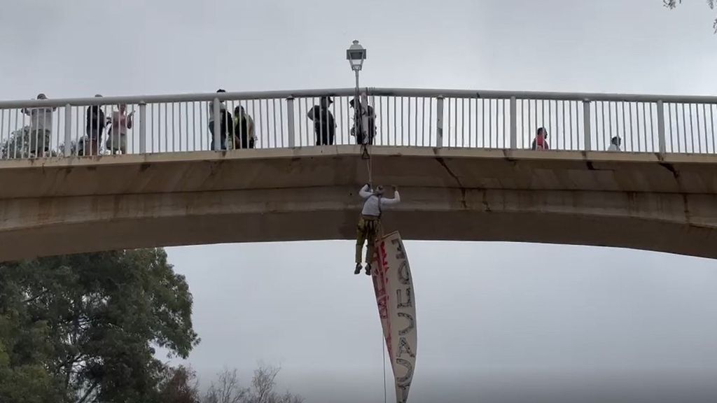 Un profesor se cuelga de un puente en Elche hasta que la Consejería de Educación no se siente a negociar