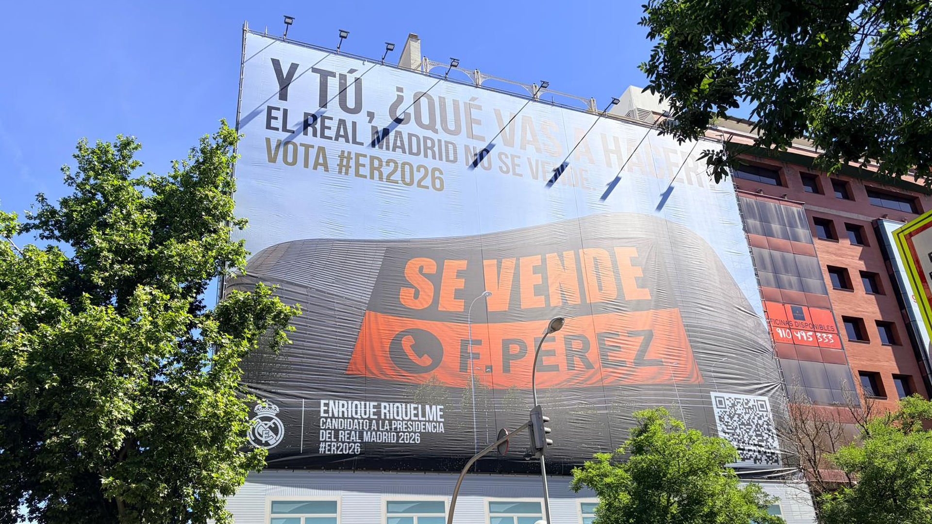 Una de las pancartas que Enrique Riquelme ha colocado en Madrid para contestar a Florentino Pérez
