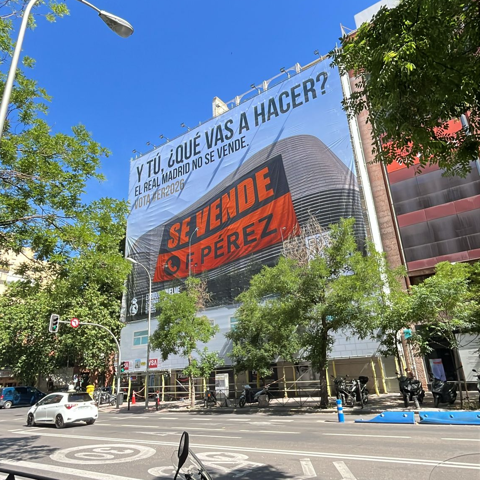 Una de las pancartas que Enrique Riquelme ha colocado en Madrid para contestar a Florentino Pérez