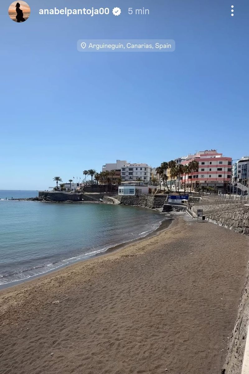 Anabel Pantoja graba la costa de Arguineguín, que visitará el papa León XIV en los próximos días
