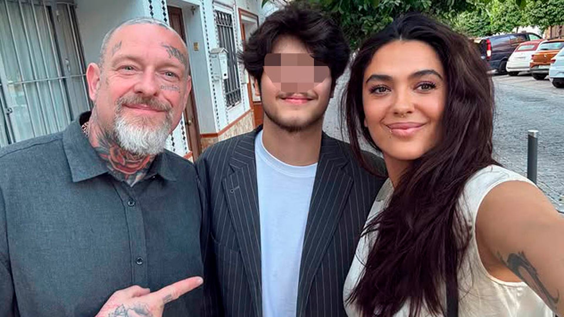 Andreas Lutz, Alba Molina y su hijo Anyelo, en el día de su graduación