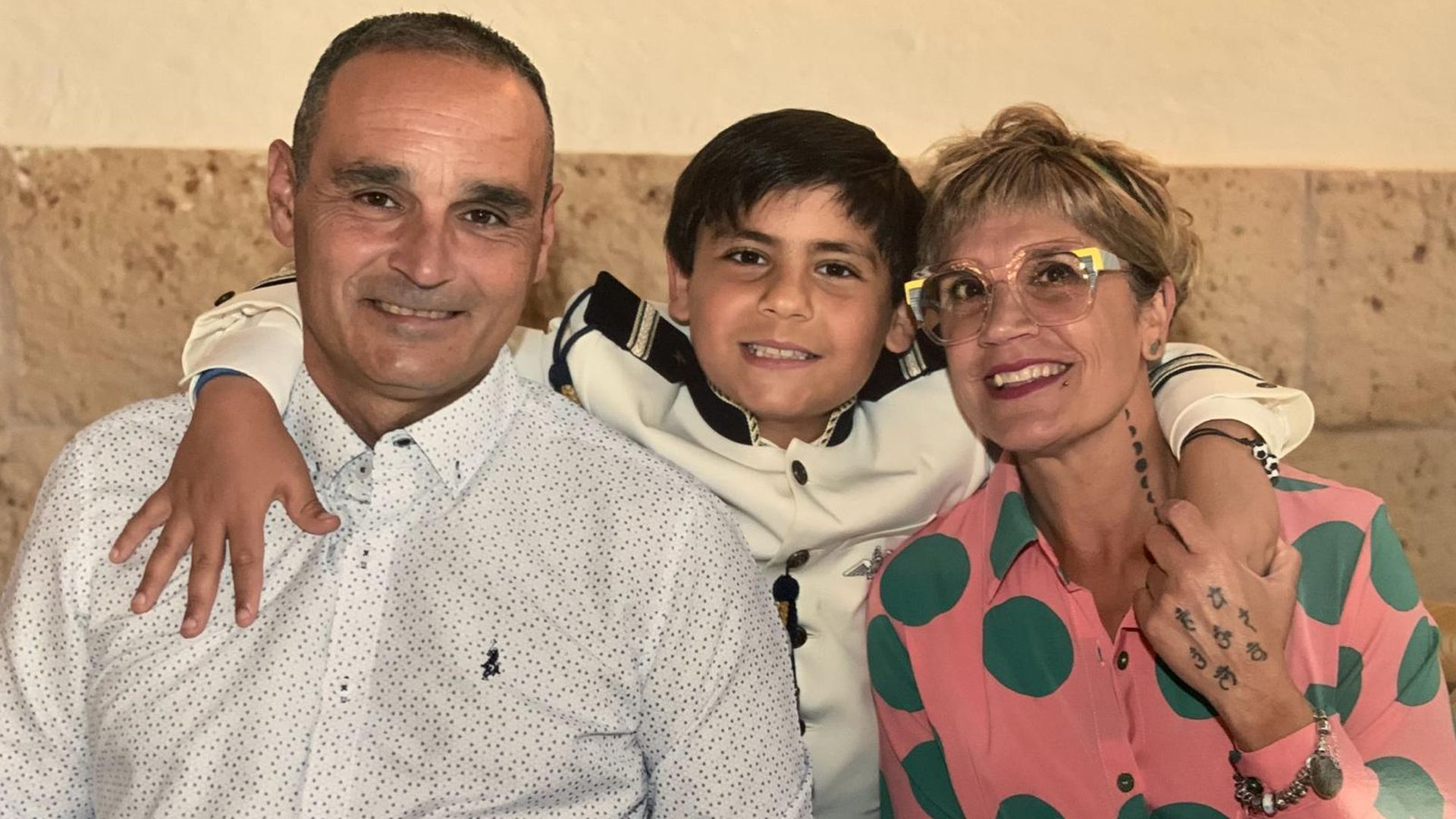 Arnau Martínez, junto a sus padres