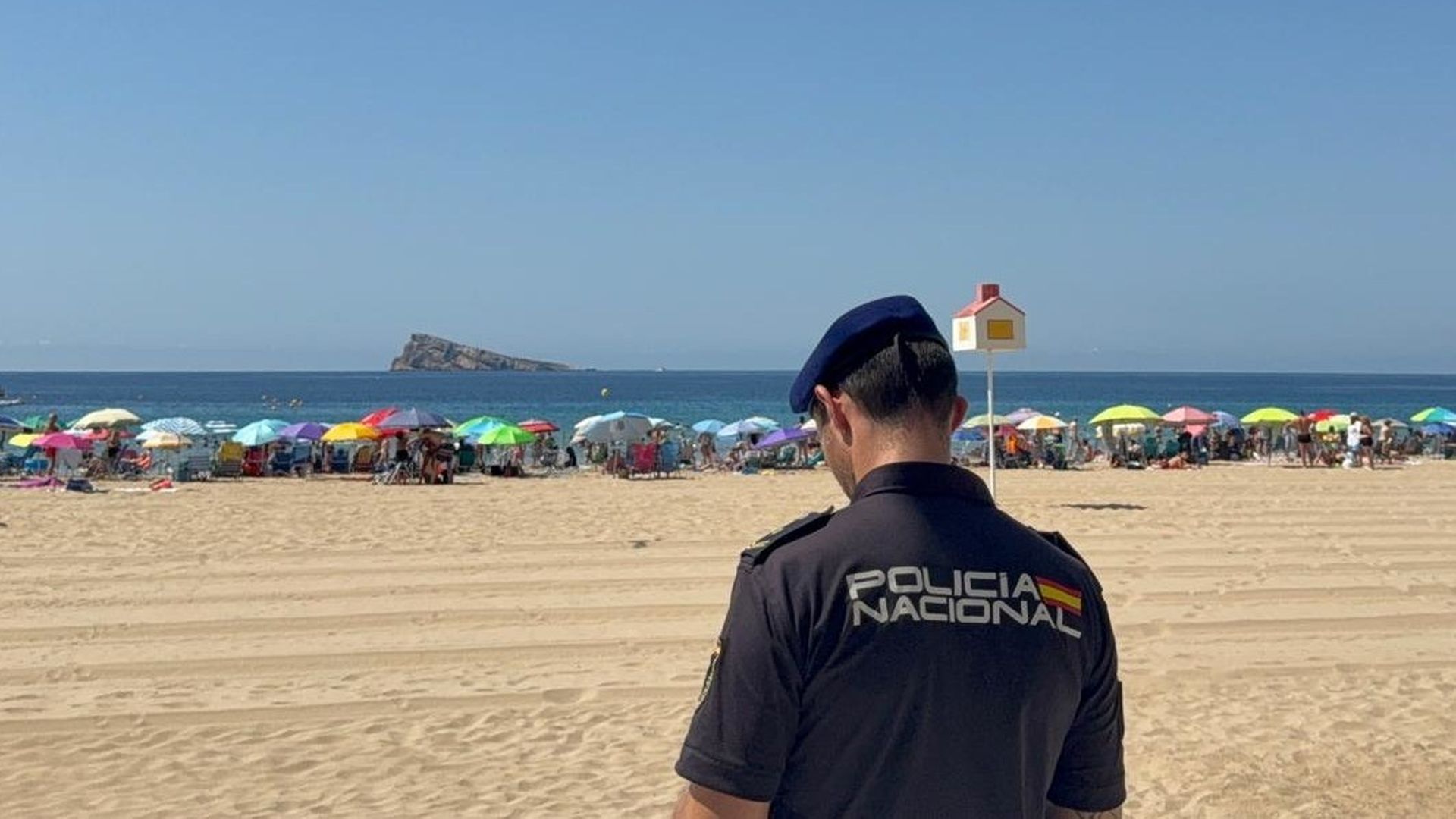 Detenido en Benidorm por intentar ahogar a una joven en el agua y a un niño en la arena: se intentó suicidar en el calabozo