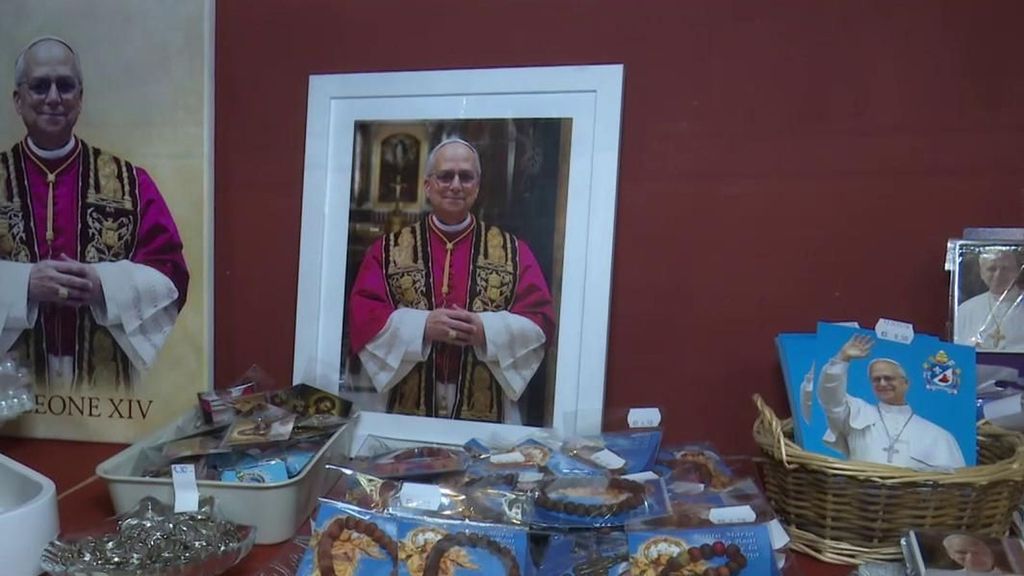 El merchandising del Papa León XIV: un maná para la hostelería y el comercio