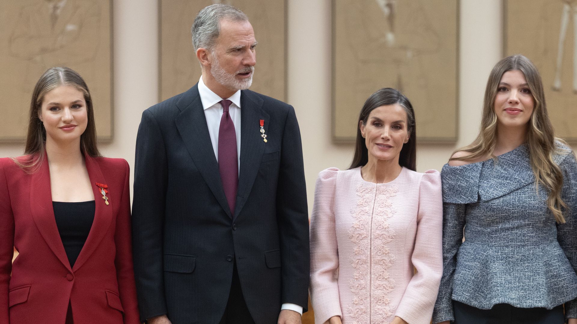 El rey Felipe y la reina Letizia, acompañados por la princesa Leonor y la infanta Leonor, durante el acto ‘50 años después: la Corona en el tránsito a la democracia’