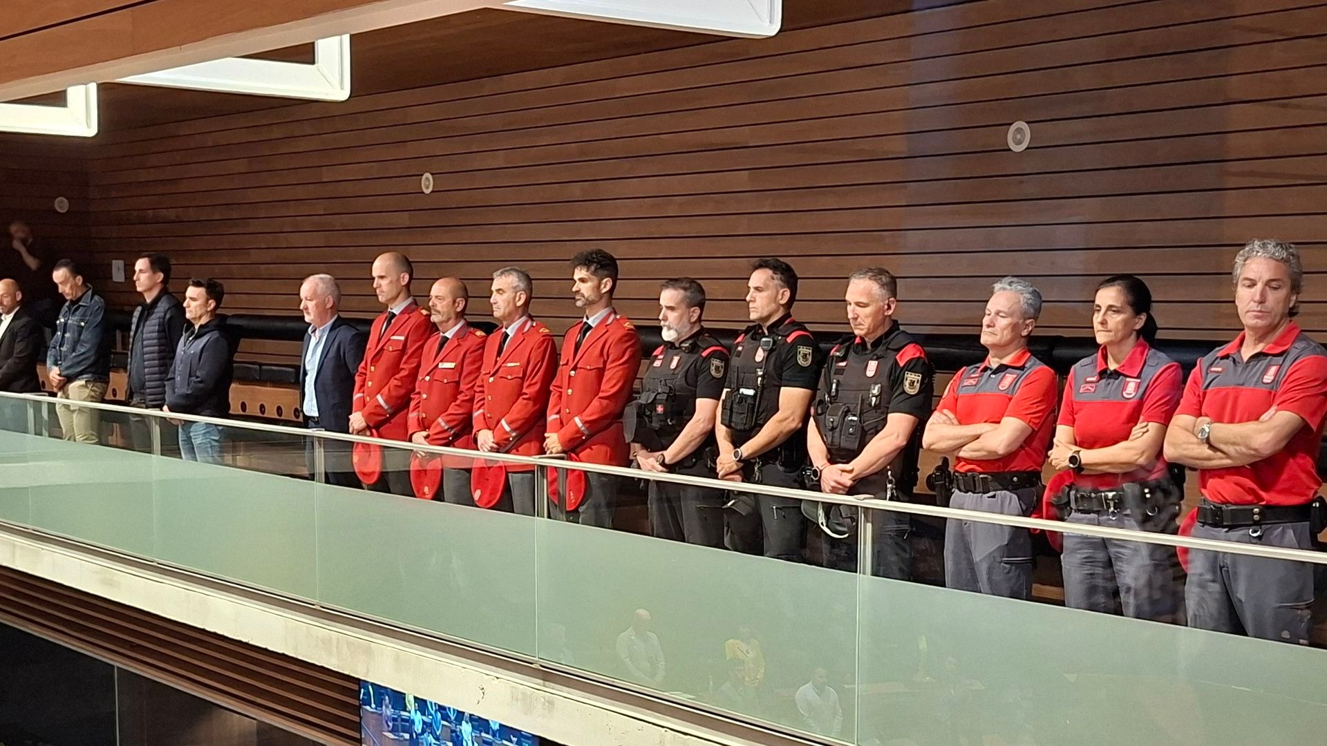 Emotivo minuto de silencio en el Parlamento de Navarra en recuerdo de los cinco policías forales fallecidos