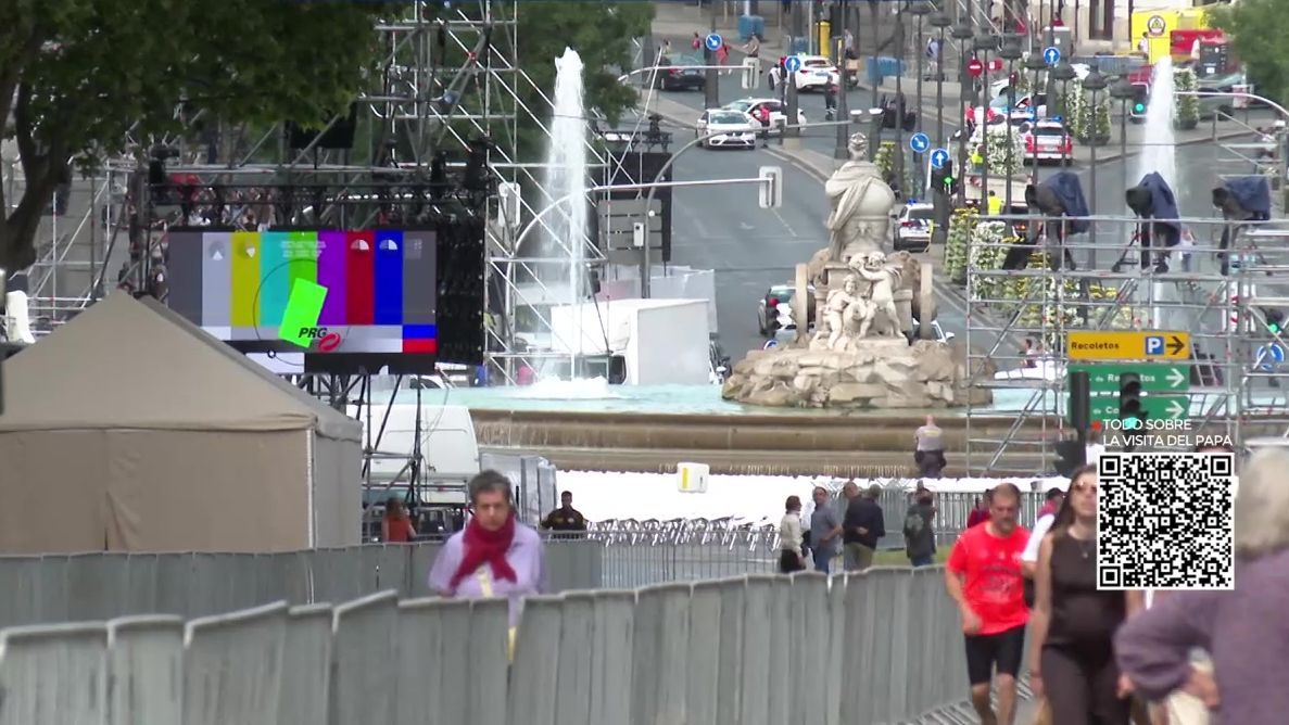 Turistas, visitantes y vecinos, expectantes por ver al Papa León XVI en la misa de Cibeles en Madrid: 