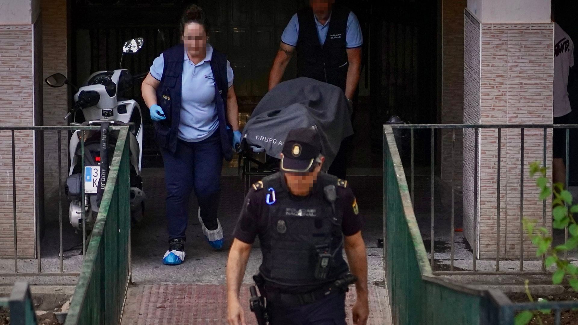 EuropaPress_7572549_traslado_dos_cadaveres_hallados_malaga_capital_investiga_crimen_machista_05