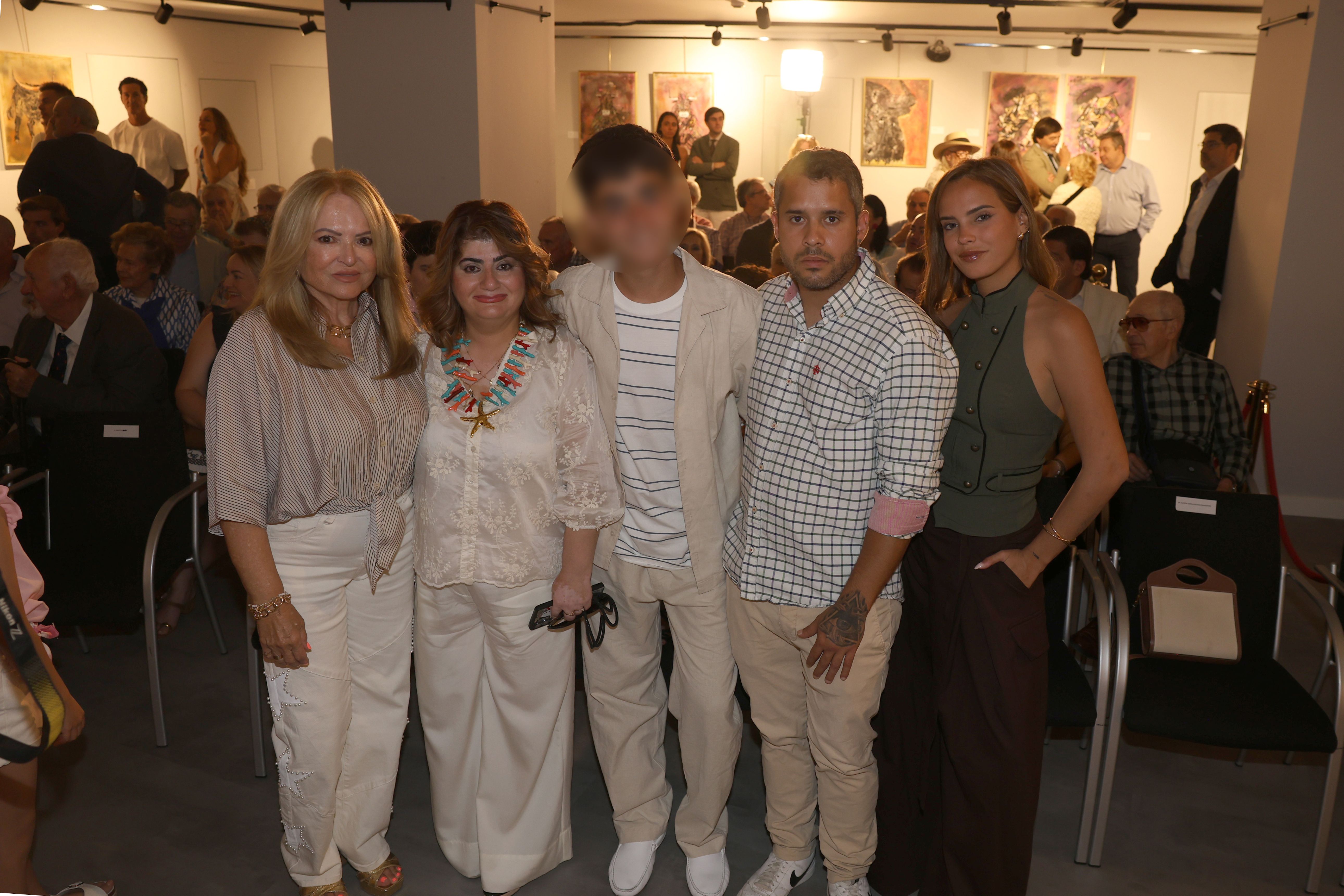 Gloria Camila, José Fernando y José María, con su tía Mari Carmen y Marina