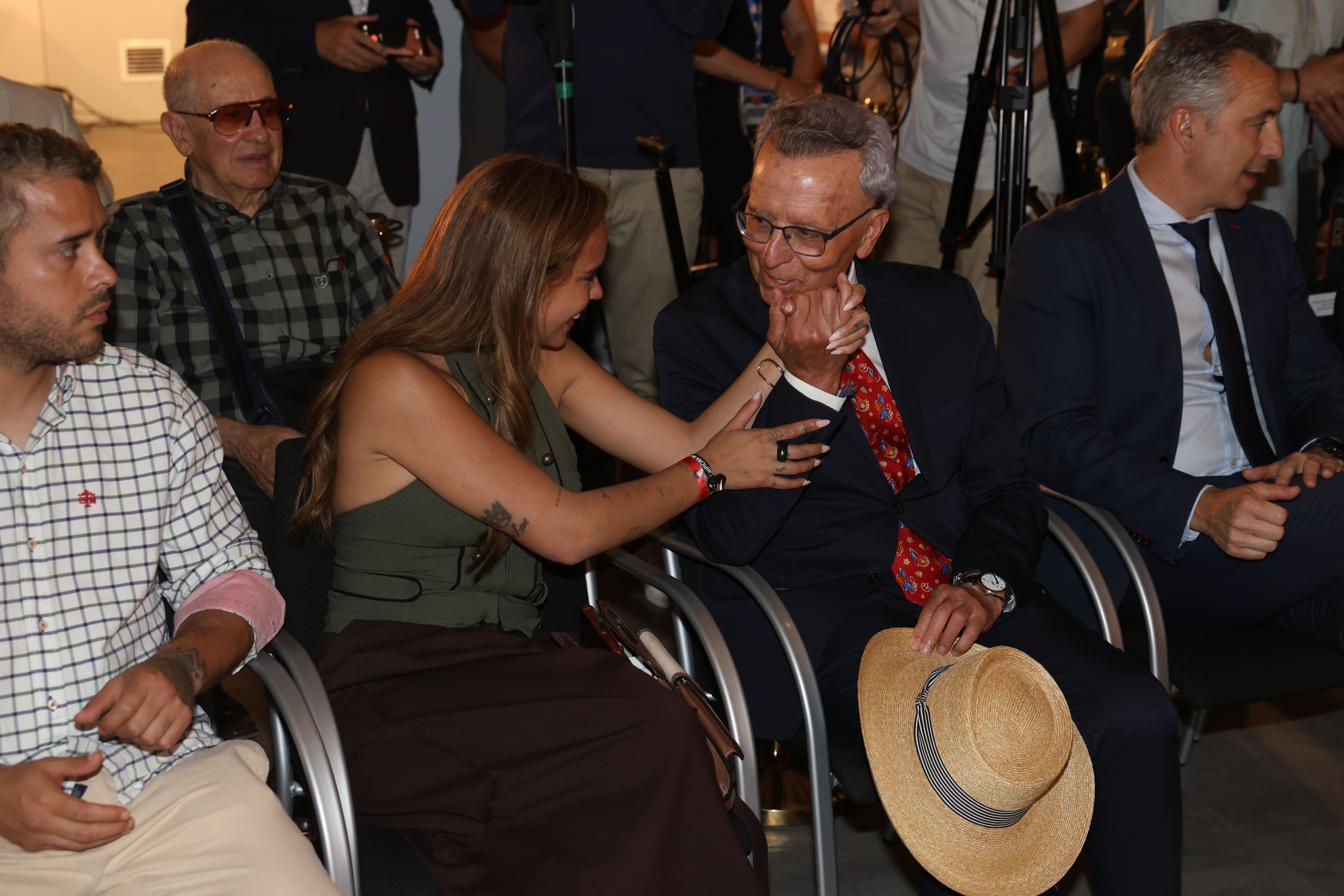 Gloria Camila, muy cariñosa con su padre