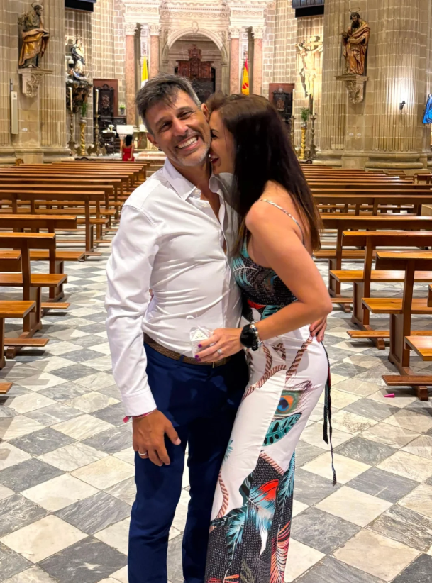 Hugo Pierna y su novia en la iglesia confirmándose