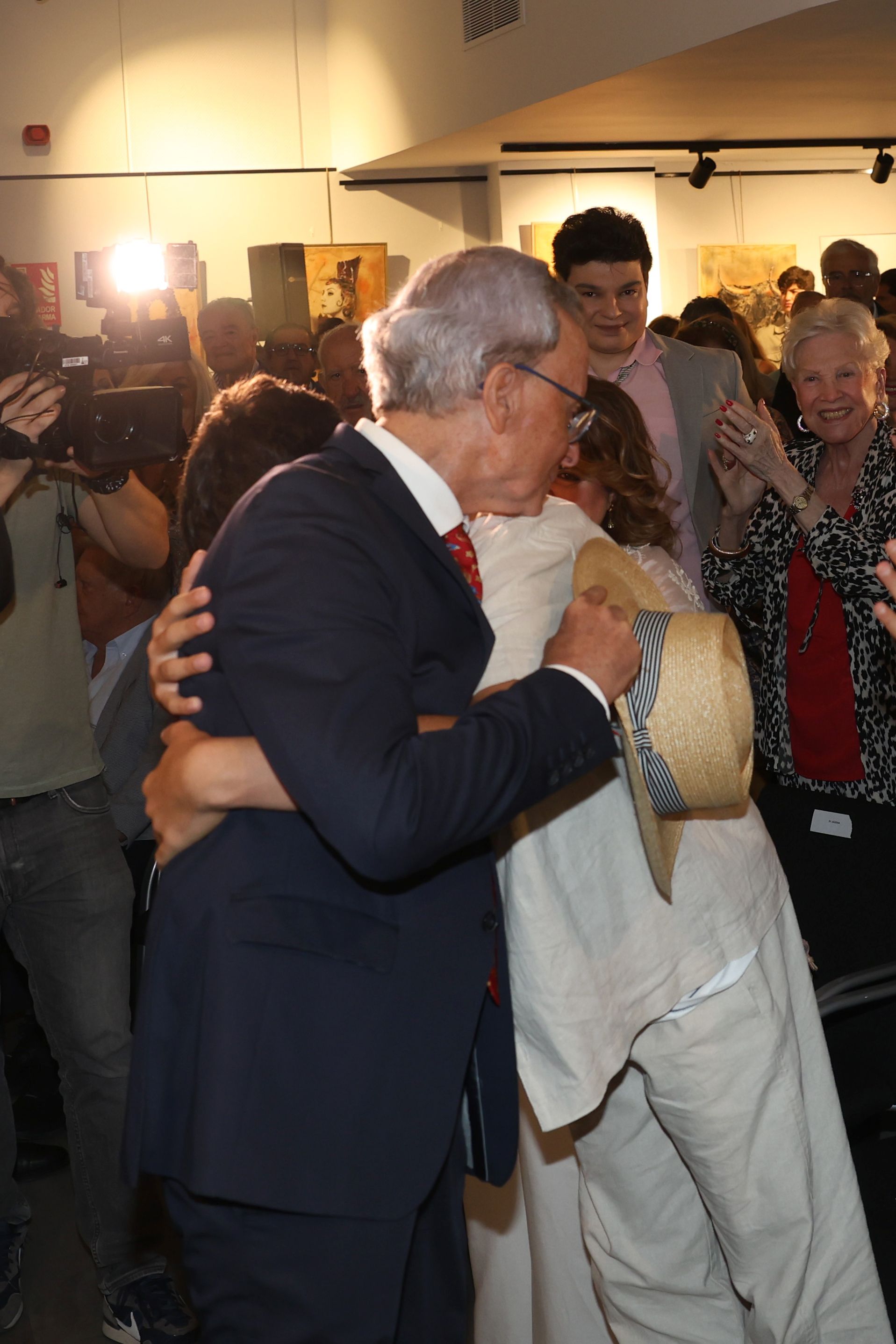 José Ortega Cano abraza a su hijo José María