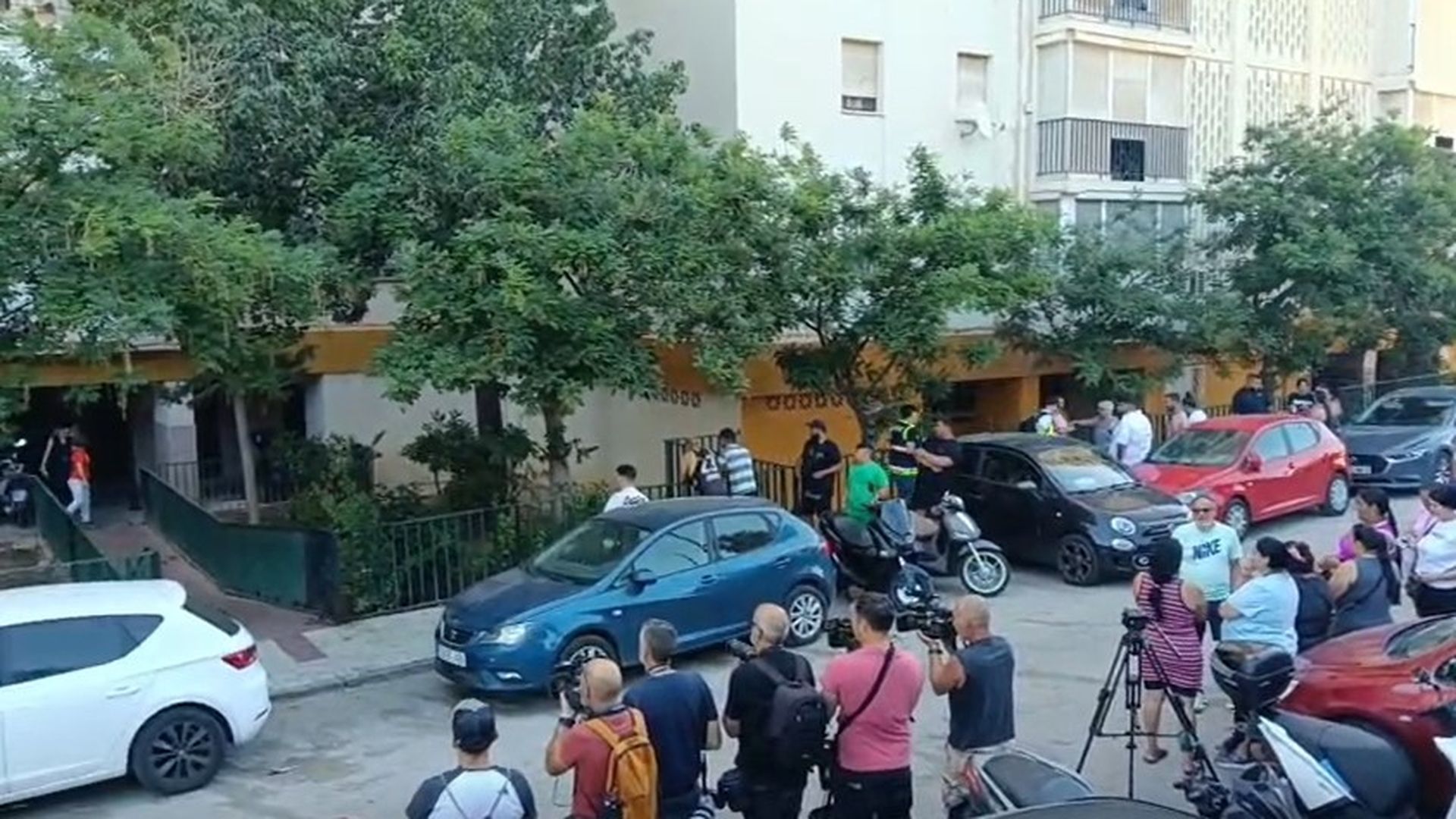 La expectación de los vecinos de Málaga tras el crimen machista en el que un hombre ha matado a su pareja