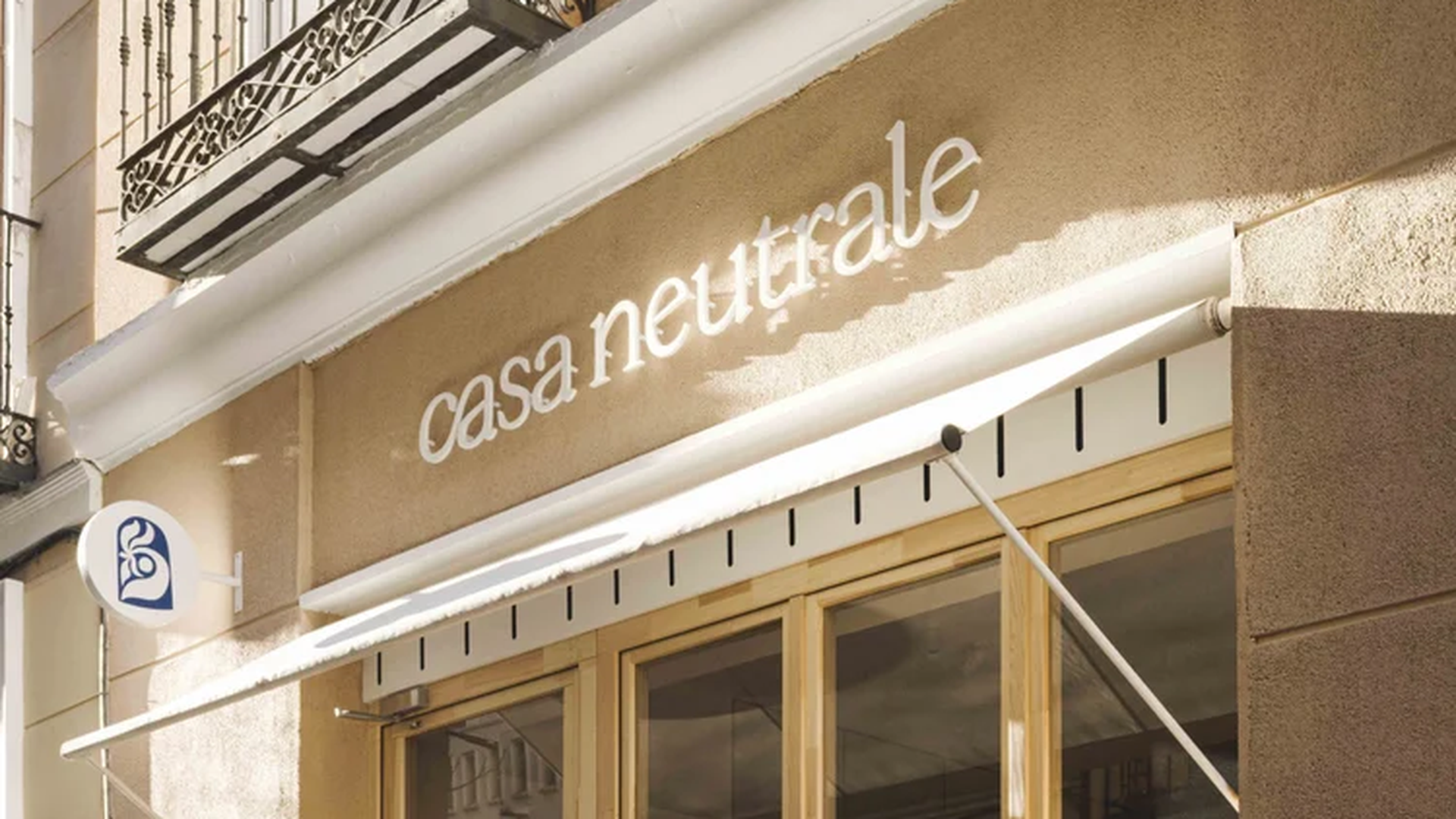 La fachada de Casa Neutrale Coffee en Madrid.