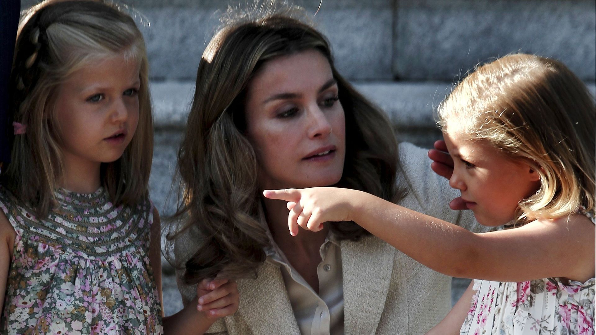 La reina Letizia junto a sus hijas la princesa Leonor y la infanta Sofía durante la visita de Benedicto XVI a la Zarzuela en 2011