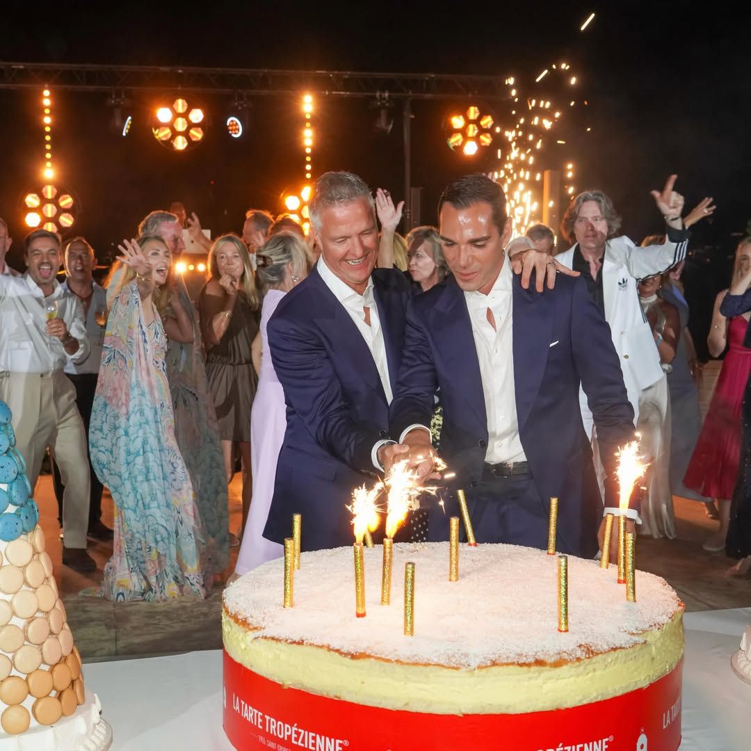 Los novios cortando la tarta de bodas