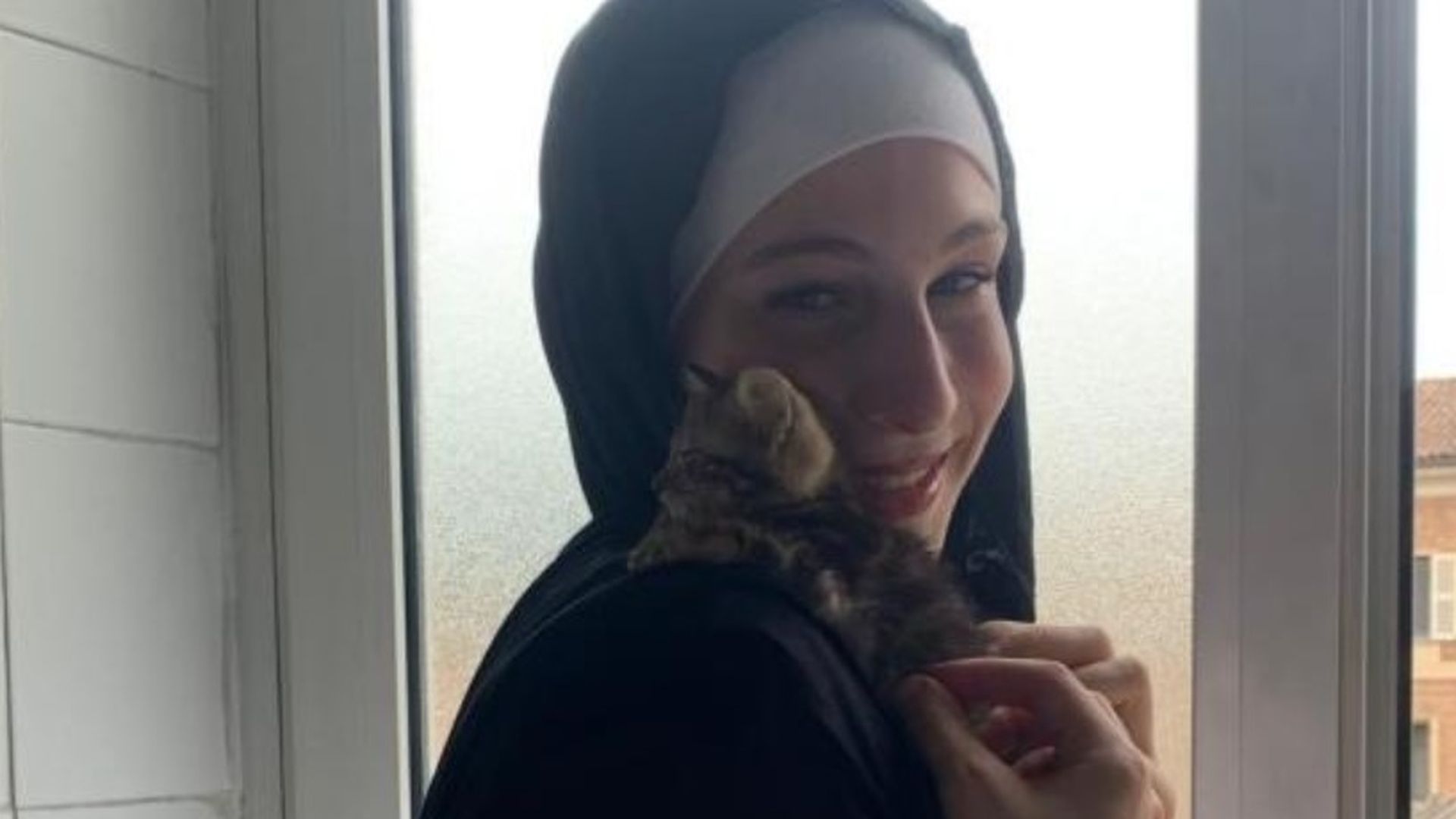 Makka Sulaev, de 18 años, declarada inocente tras matar a su padre maltratador para proteger a su madre