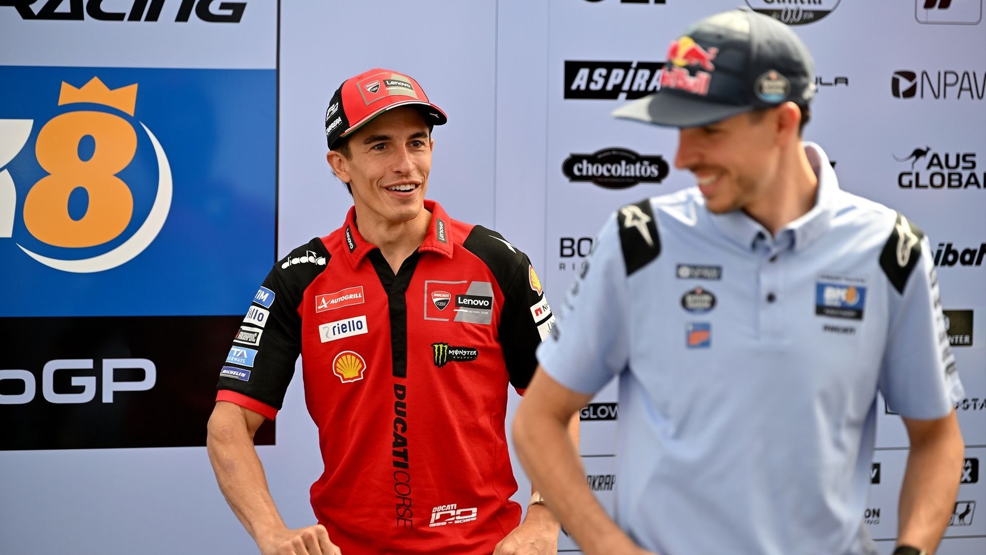 Marc Márquez y Álex Márquez en el paddock de un Gran Premio