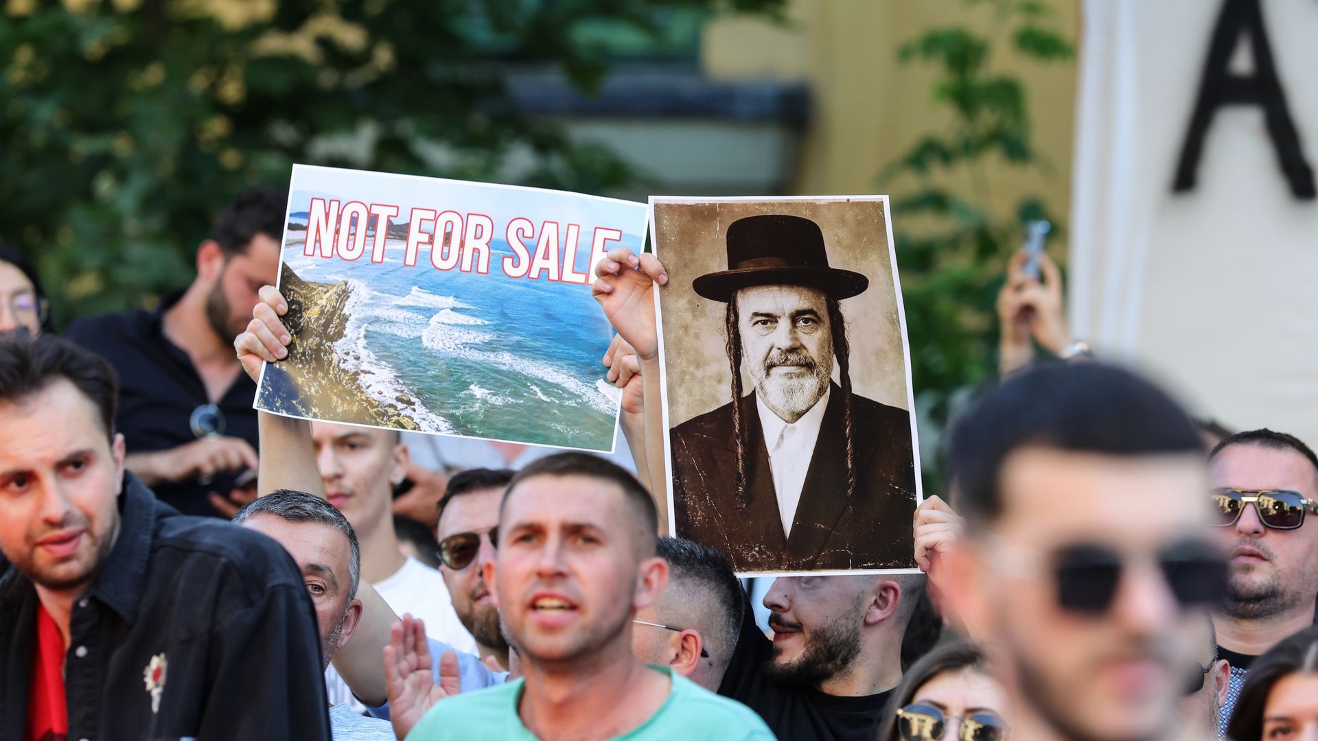 Miles de personas protestan por el complejo turístico de lujo que la hija y el yerno de Trump construirán en Albania