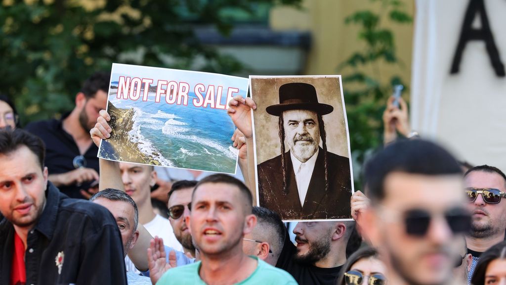 Miles de personas protestan por el complejo turístico de lujo que la hija y el yerno de Trump construirán en Albania