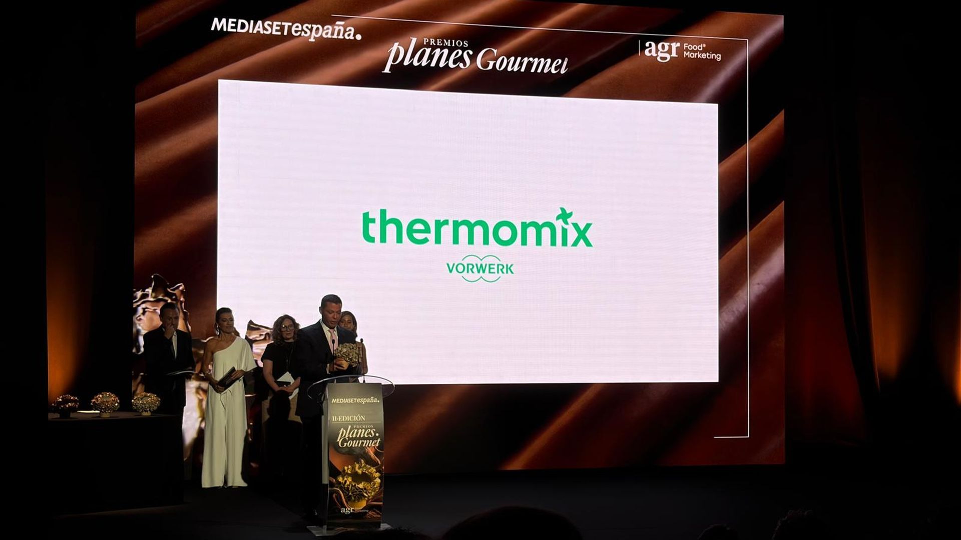 Momento en el que Jorge Lasheras, director General de Thermomix en España, recoge su premio