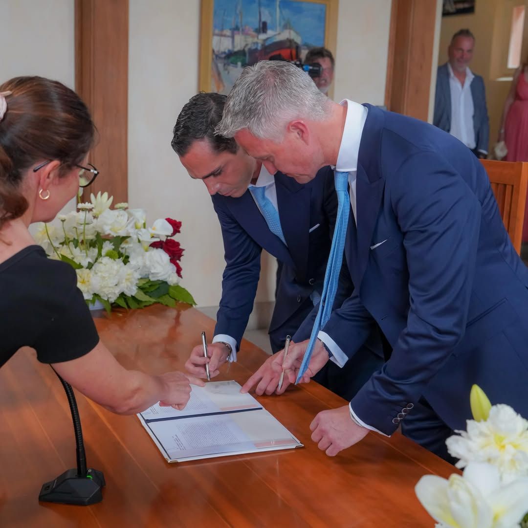 Momento en el que la pareja firma el acta del matrimonio