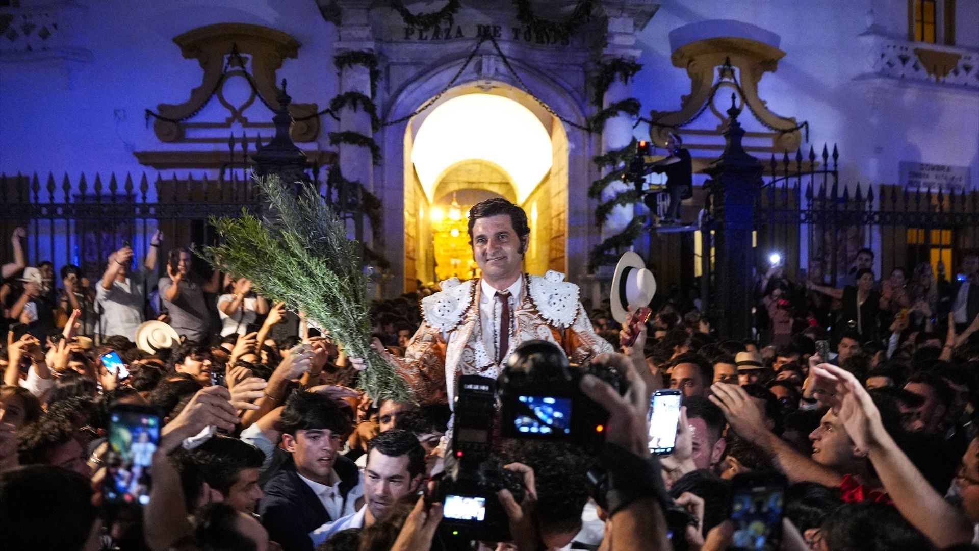 Morante de la Puebla, a hombros por la Puerta del Príncipe de la Maestranza