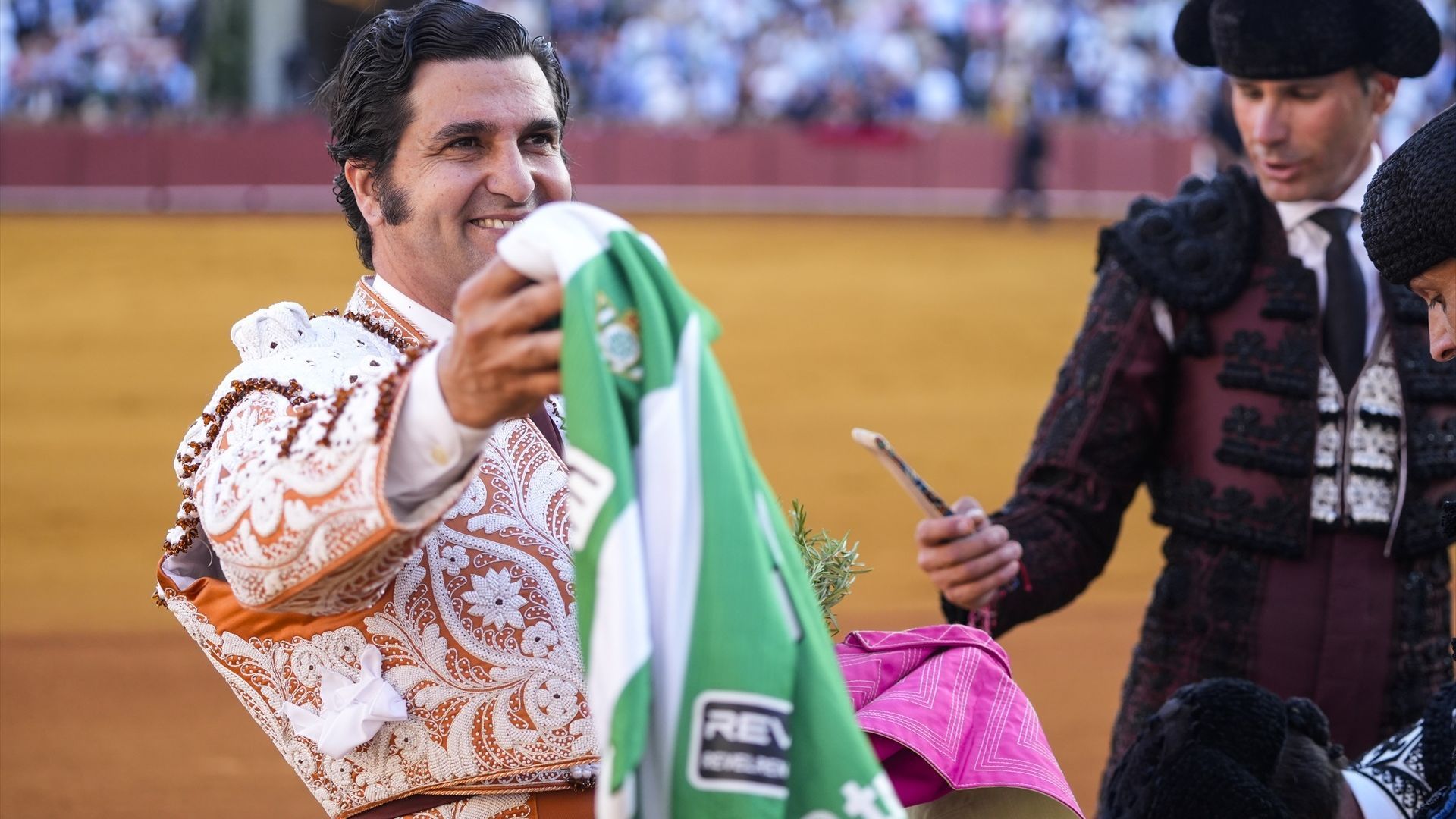 Morante de la Puebla, con una camiseta del Betis al triunfar en la Maestranza