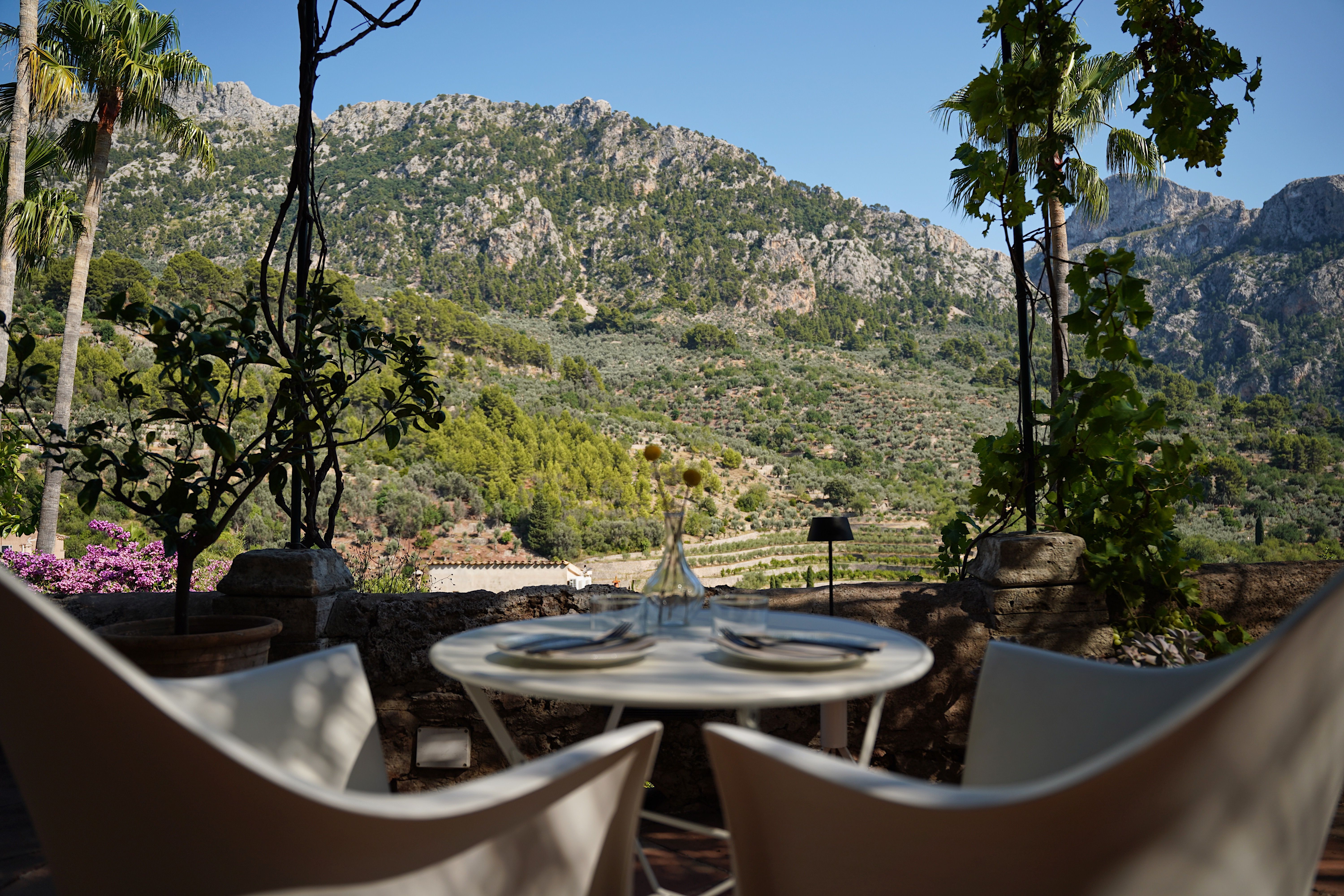 Un restaurante con vistas a la sierra Tramuntana