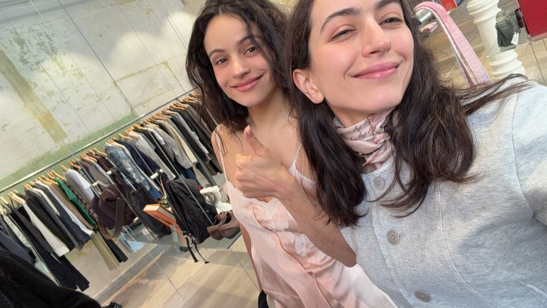 Rosalía y su hermana Rosalía y su hermana