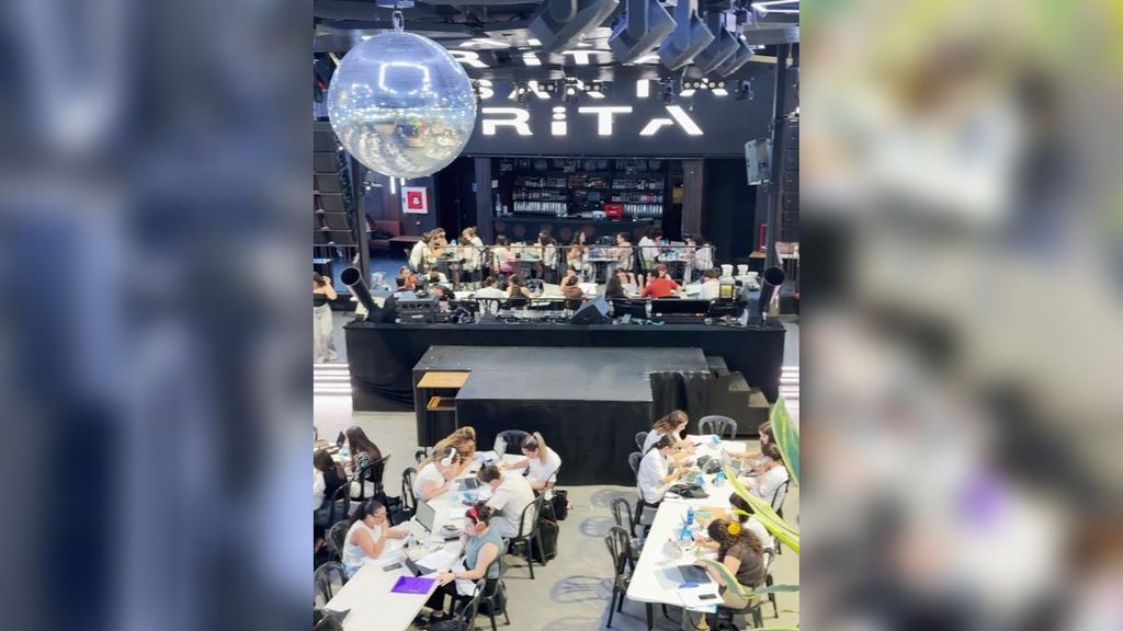 Una sala de fiestas de Málaga se convierte en biblioteca por un día para ayudar a los estudiantes