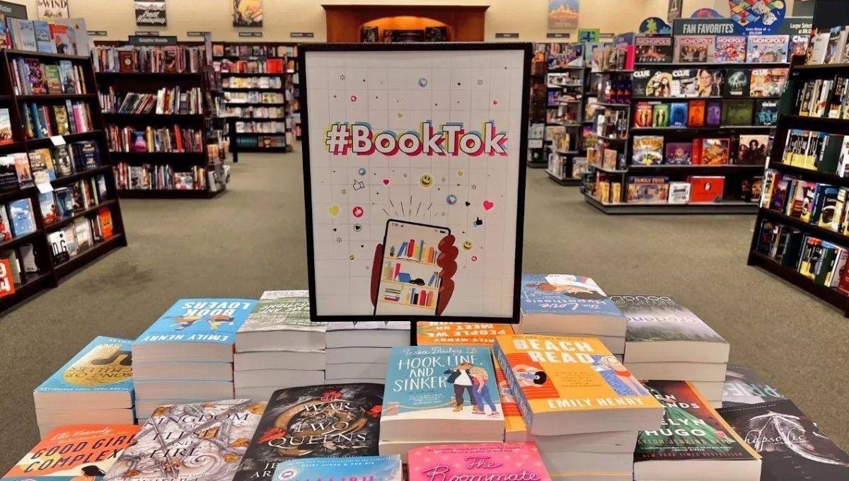 Una sección booktok en una tienda de libros