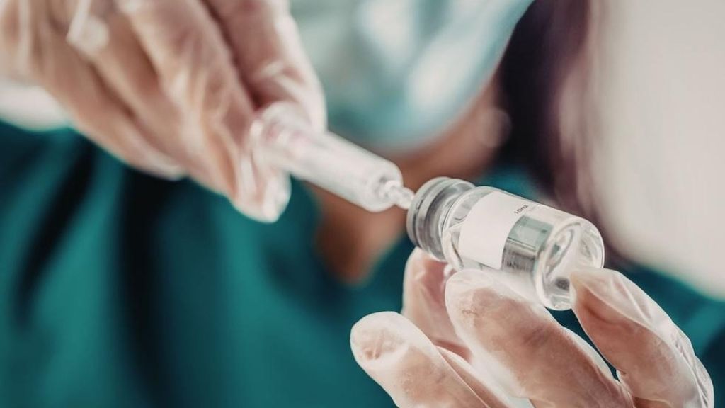 Las farmacéuticas Moderna y Merck anuncian el éxito de la primera vacuna contra el melanoma y se disparan en Bolsa