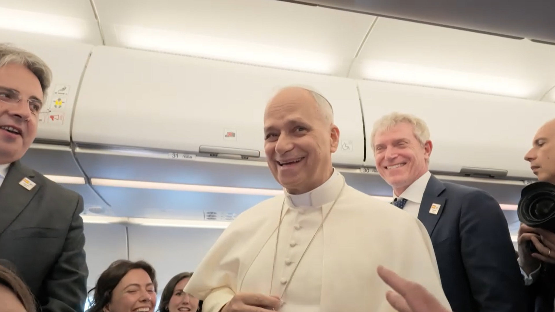 Así ha sido el viaje en avión del papa León XIV camino de España y sus primeros minutos en Madrid: desde sus conversaciones con periodistas a su primer encuentro con fieles en Barajas