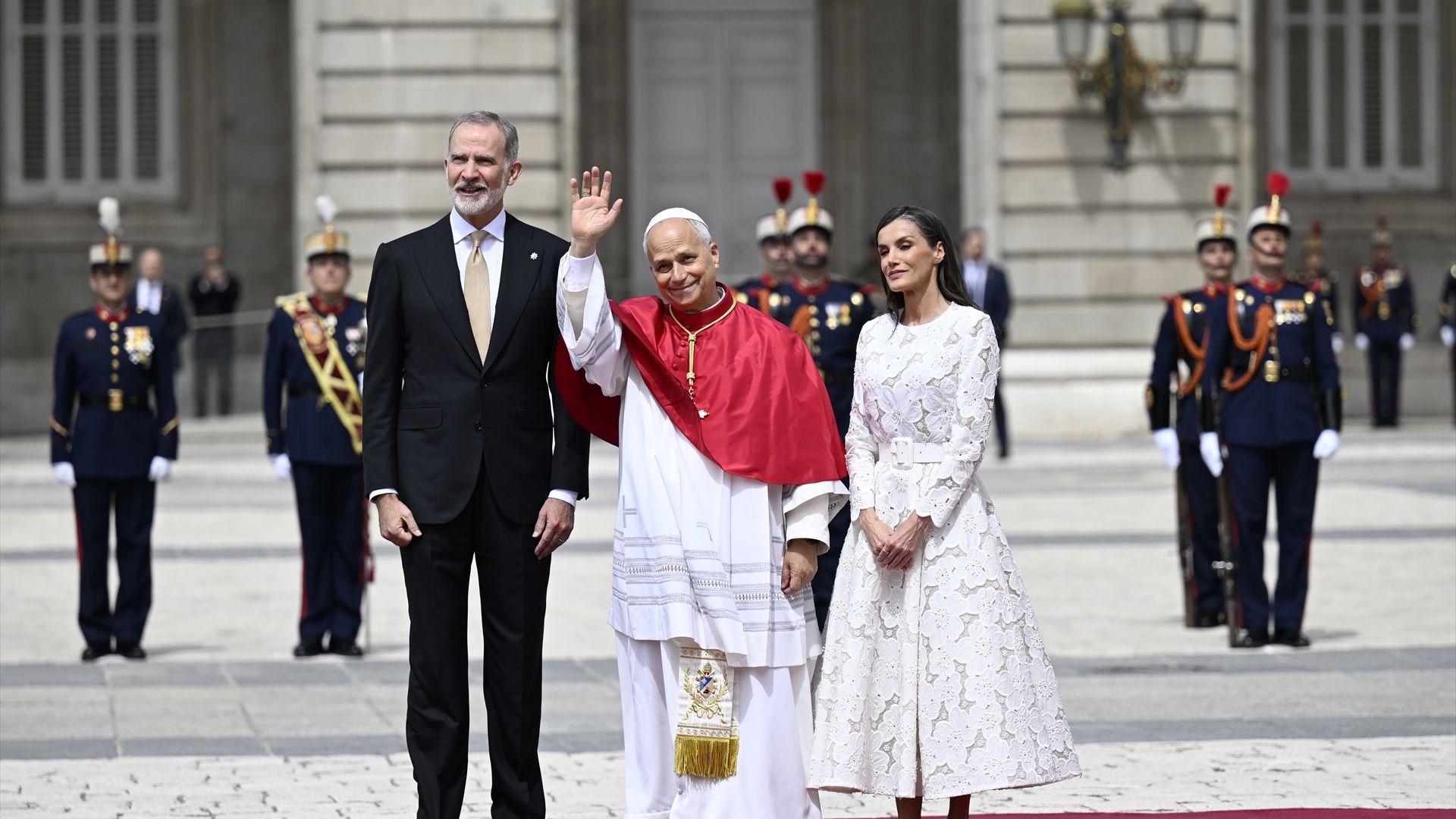 León XIV llega al Palacio Real junto a los reyes de España