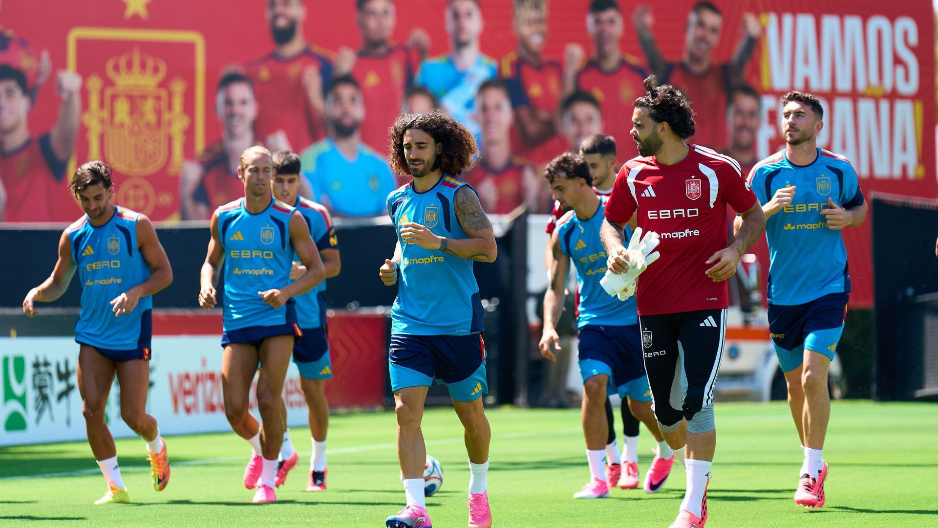 Cucurella y David Raya, en el entrenamiento de la Selección Española