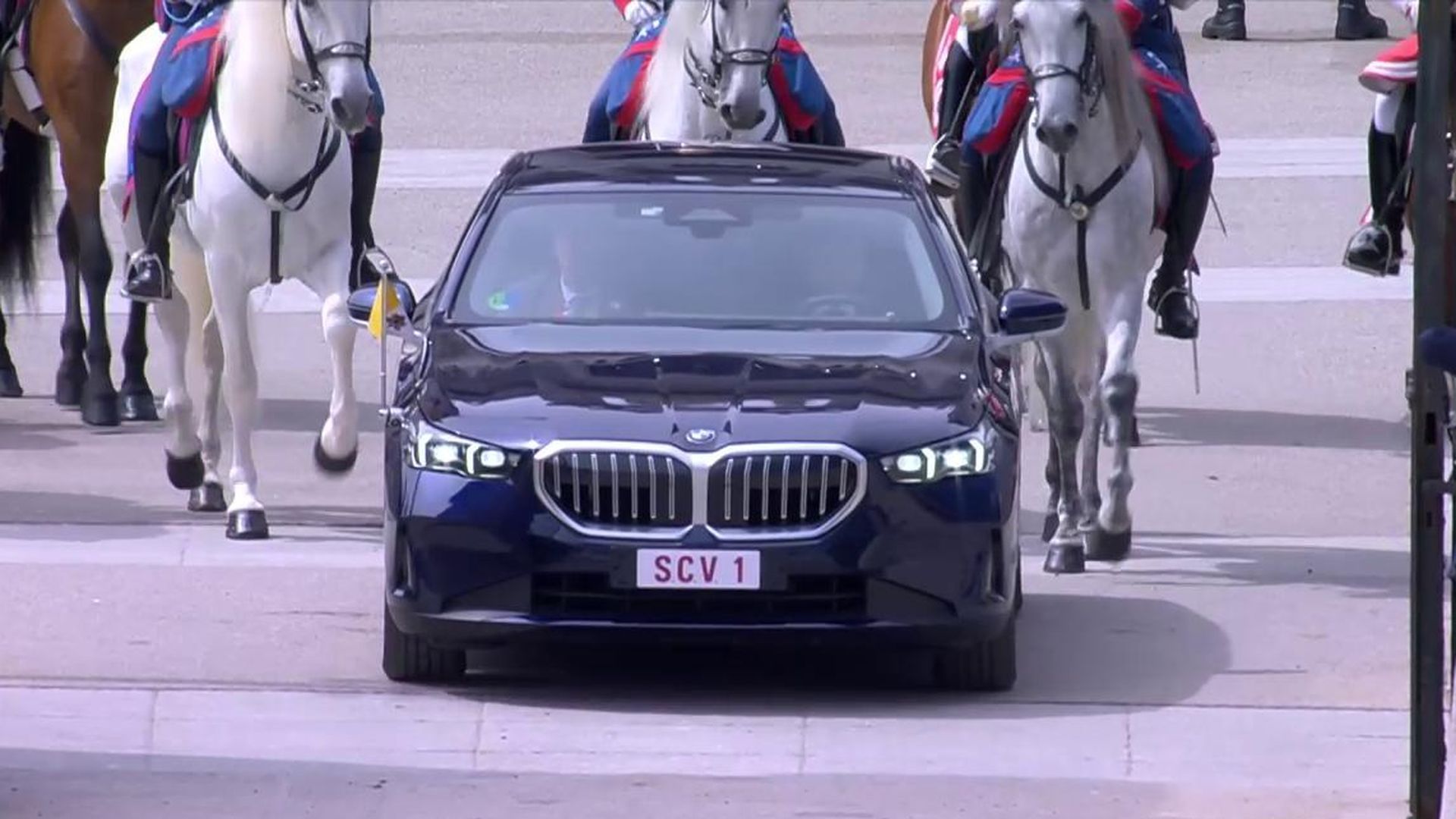 El coche del papa llegando al Palacio Real en Madrid El coche del papa llegando al Palacio Real en Madrid