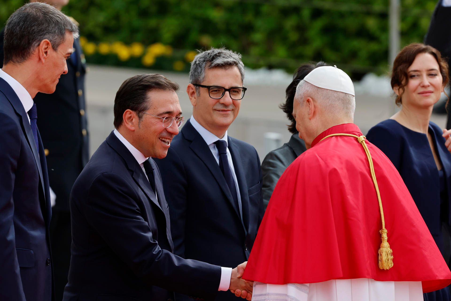 El ministro José Manuel Albares saluda a León XIV