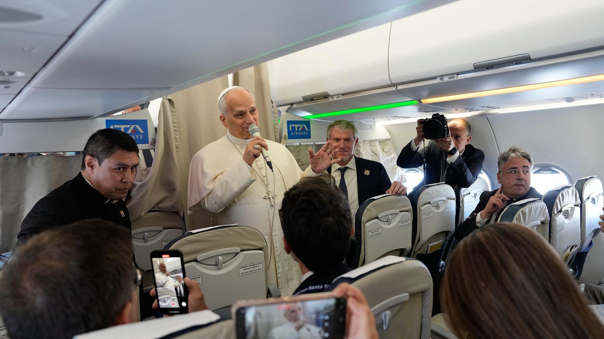 El papa León XIV hablándo sobre Bad Bunny en su vuelo a España