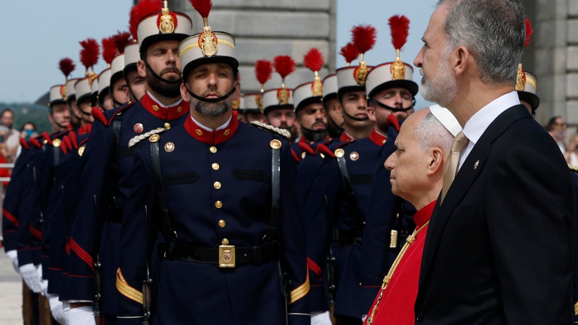 El papa León XIV junto al rey Felipe VI en la Plaza de la Armería del Palacio Real