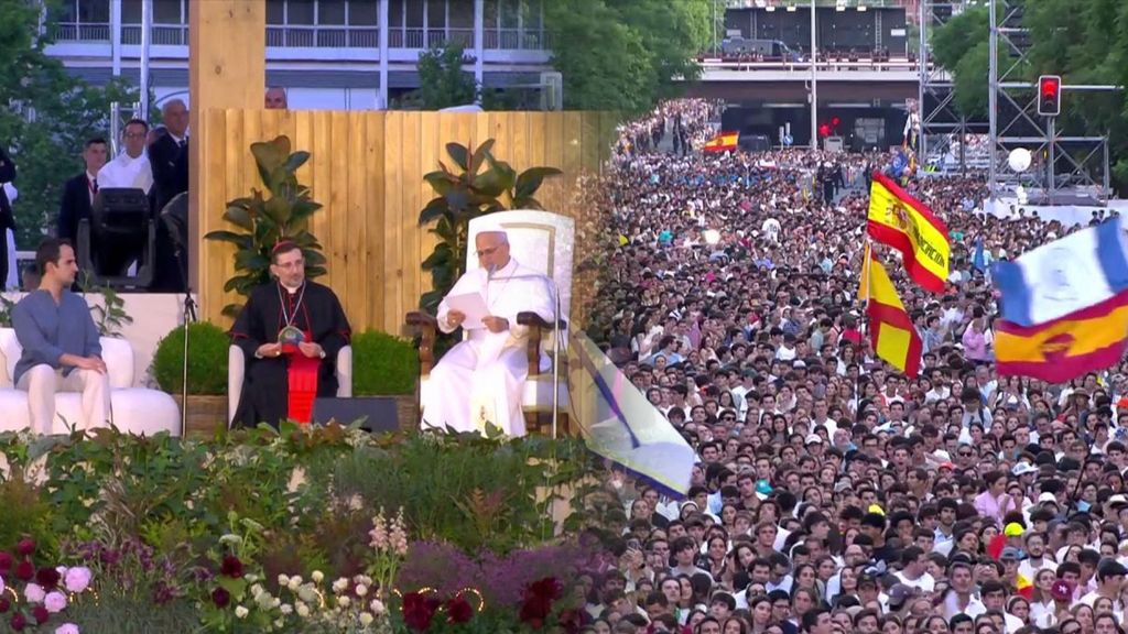 Unas 500.000 personas asisten a la vigilia del papa León XIV en la Plaza de Lima, según la Delegación de Gobierno
